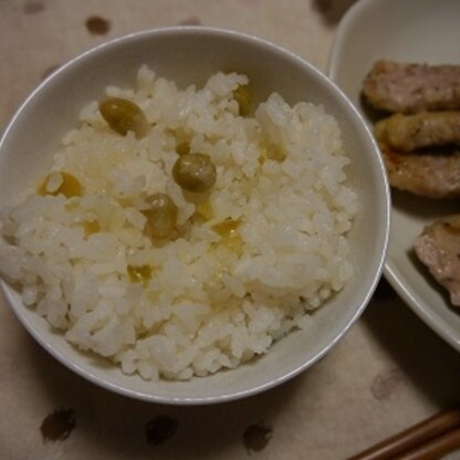 今年２度目の豆ごはんはこちらのレシピで。調味料がシンプルな分、お豆の味がしっかり感じられておいしかったです。ごちそうさまでした♪